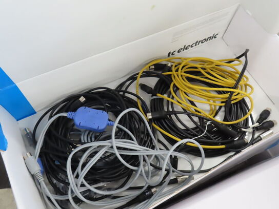 33 kasser med div kabler. XLR, Optisk, USB Display port mv.