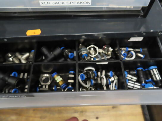 Opbevaringskasser med div elektronikdele til bl.a. kabler