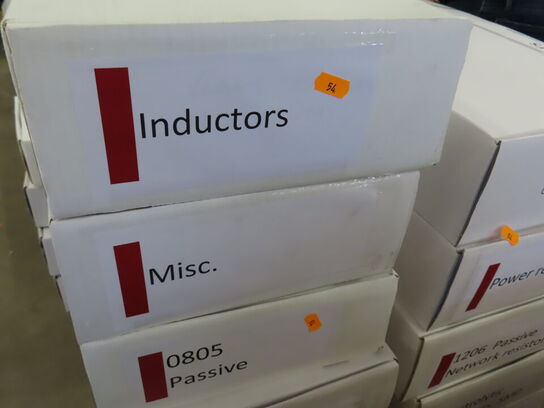 17 Kasser med div. Computer/elektronik komponenter