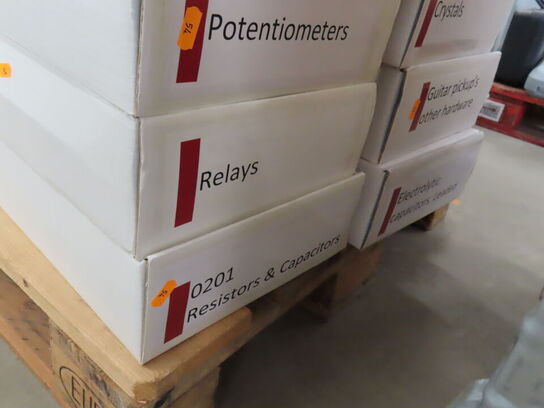 17 Kasser med div. Computer/elektronik komponenter