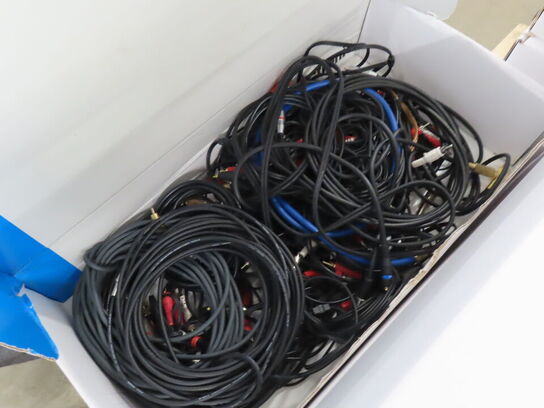 33 kasser med div kabler. XLR, Optisk, USB Display port mv.