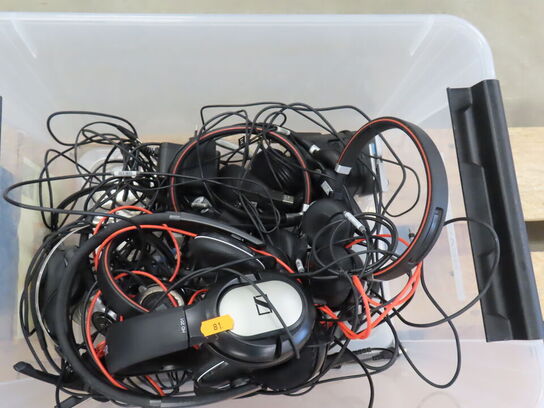 Kasse med Div headsets og mus til computer