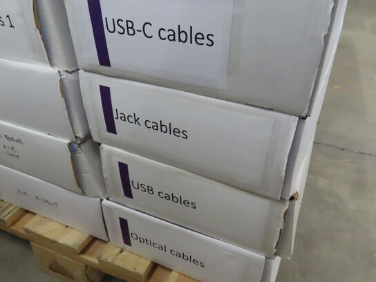 33 kasser med div kabler. XLR, Optisk, USB Display port mv.