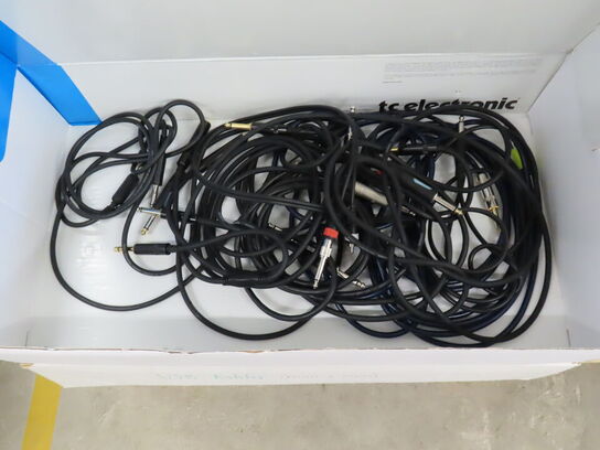 33 kasser med div kabler. XLR, Optisk, USB Display port mv.