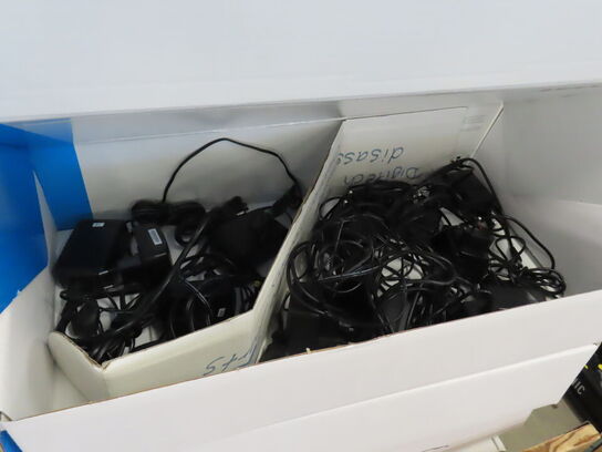 33 kasser med div kabler. XLR, Optisk, USB Display port mv.