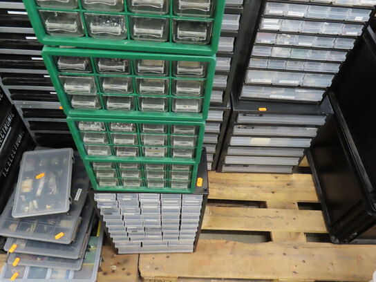 Opbevaringskasser med div elektronikdele til bl.a. kabler
