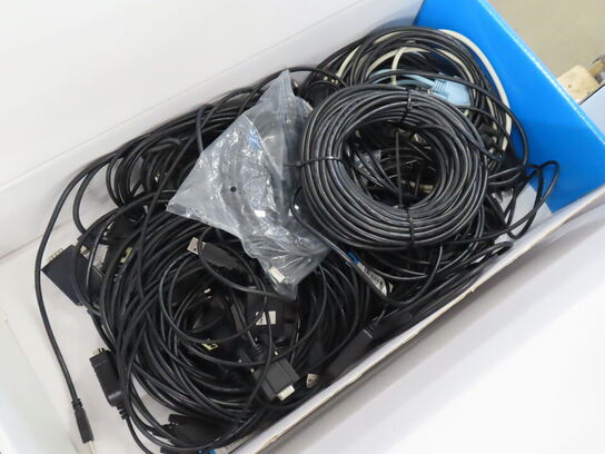 33 kasser med div kabler. XLR, Optisk, USB Display port mv.