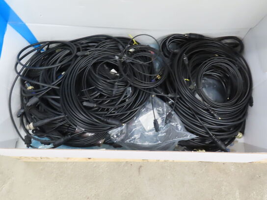 33 kasser med div kabler. XLR, Optisk, USB Display port mv.