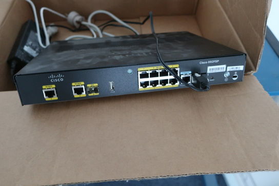 2 stk. router SAGAMCOM og CISCO 892FSP