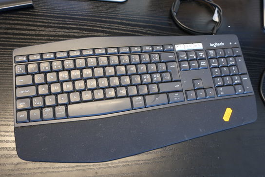 2 stk. computerskærme HP 24FW, 1 stk. dock gen2, 1 stk. tastatur