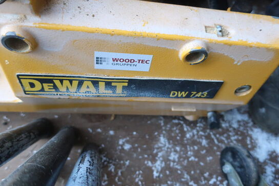 Kap-/ geringssav vendbar DEWALT DW 743