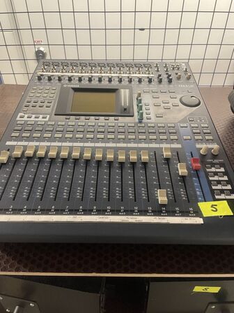 Digital mixer YAMAHA 01V96