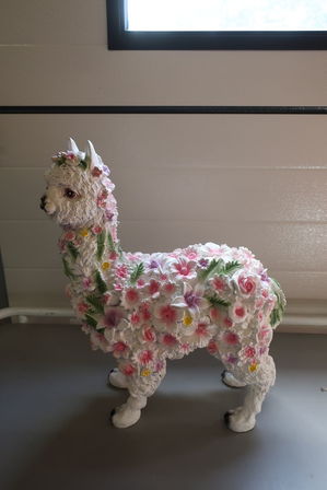 Alpaca hvid m. blomster H42 cm. 