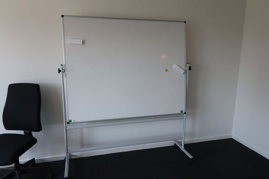 Whiteboard på stativ, whiteboard samt kontorstol