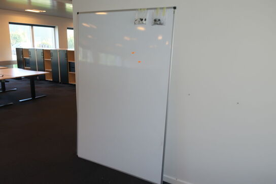 Whiteboard samt 3 stk. reoler/skabe FUMAC