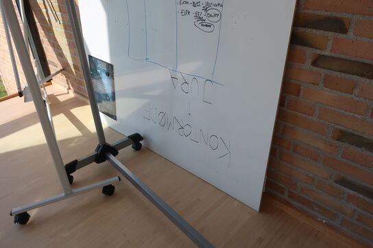 Whiteboard på hjul samt tøjstativ