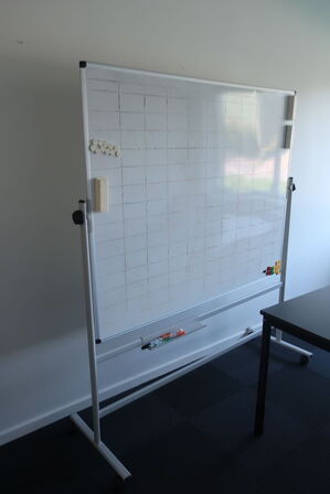 Whiteboard på stativ, whiteboard samt mødebord EFG