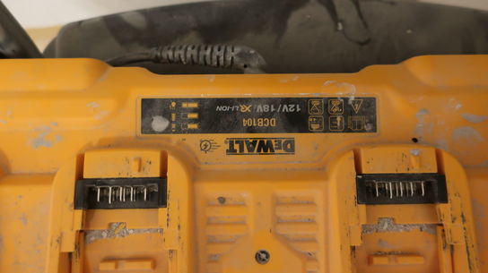 Ladestation DEWALT DCB104