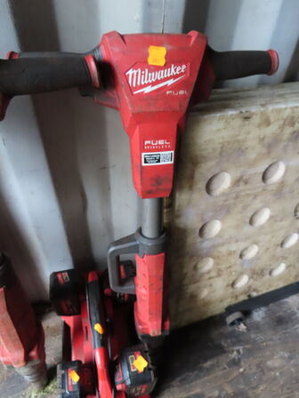 2 stk. slagnøgle, MILWAUKEE M18 FHIWF1R med lader M18 PC6