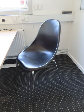 El-hæve/sænke bord med 2 stk. stole og whiteboard