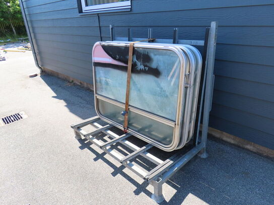 Glasstativ med togvinduer