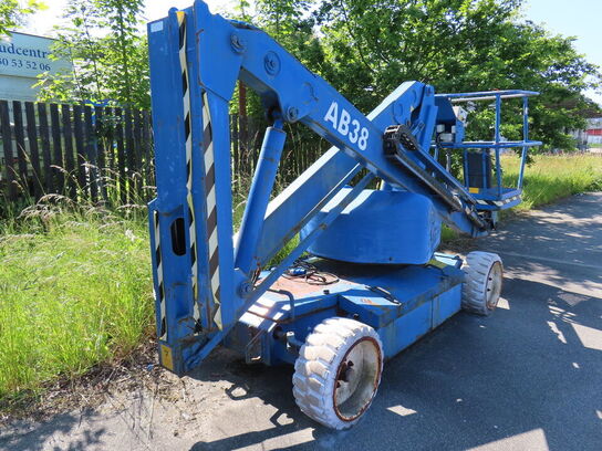 Knækarmsbomlift, UPRIGHT AB38