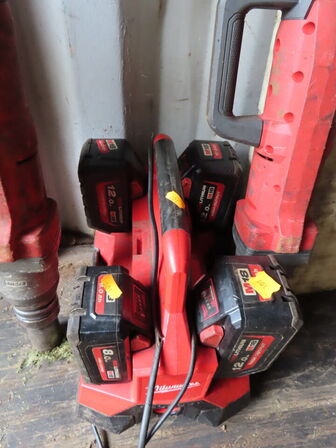 2 stk. slagnøgle, MILWAUKEE M18 FHIWF1R med lader M18 PC6