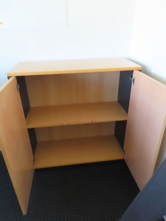 Stol, kontorreol og whiteboard
