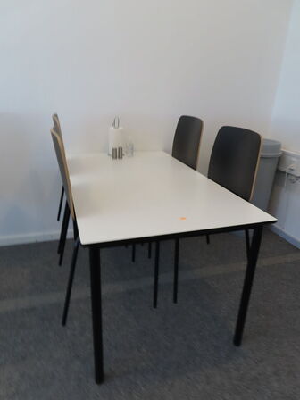 4 stk. kantineborde med 16 stk. stole