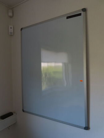 El-hæve/sænke bord med 2 stk. stole og whiteboard