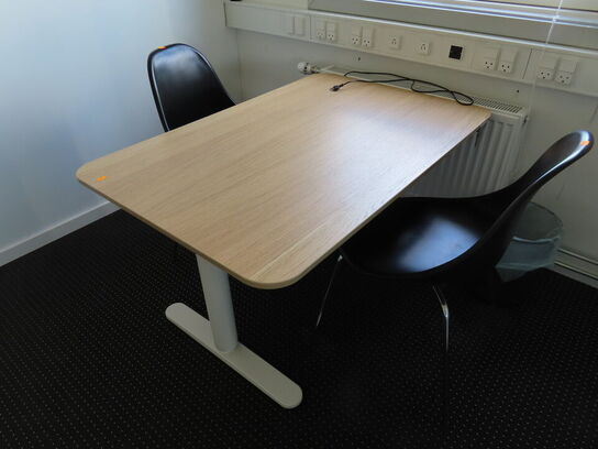 El-hæve/sænke bord med 2 stk. stole og whiteboard