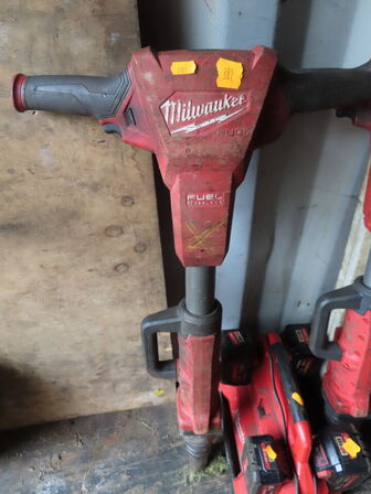 2 stk. slagnøgle, MILWAUKEE M18 FHIWF1R med lader M18 PC6