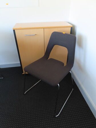 Stol, kontorreol og whiteboard
