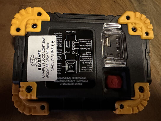 Arbejdslampe 750 lumen, 30W LED, med lader og indbygget batteri.