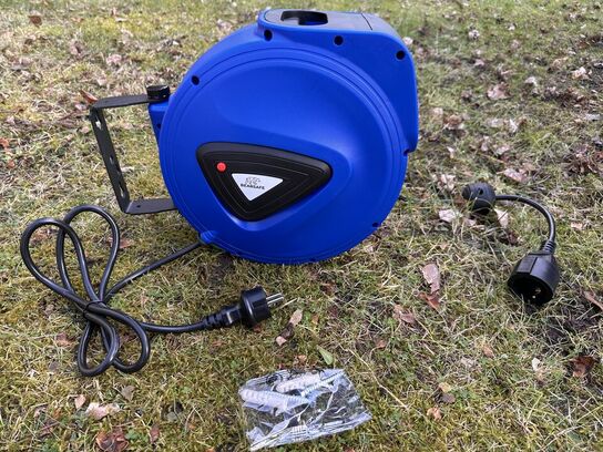 Automatisk kabelopruller med 10m kabel og vægbeslag.