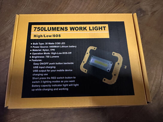 Arbejdslampe 750 lumen, 30W LED, med lader og indbygget batteri.