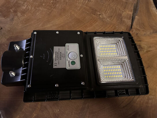 Solcelle 60W gadelampe med bevægelsessencor og indbygget batteri