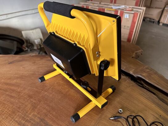 Arbejdslampe 50W med indbygget batteri og lader. 6500K.