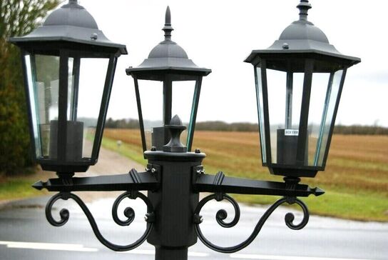 2 flotte udendørs herregårdslamper, højde ca 220 cm
