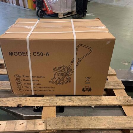 Pladevibrator 2,8 HK. C 50 med kørehjul og gummiplade.