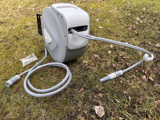 Automatisk slangeopruller til vand med 20m slange og vægbeslag.