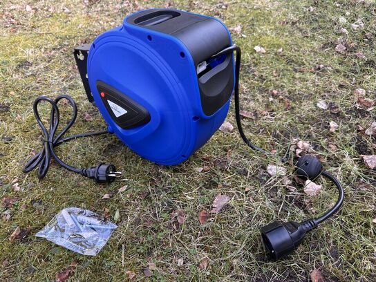 Automatisk kabelopruller med 10m kabel og vægbeslag.