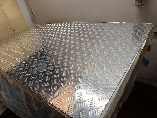 Dørkplade i aluminium, skridsikker. Mål: 125 X 250 cm. Tykkelse 3-4 mm.