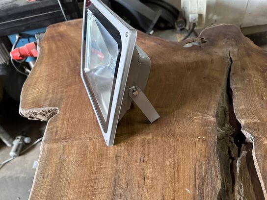 RGB flood light med fjernbetjening til farveskift. 50W.