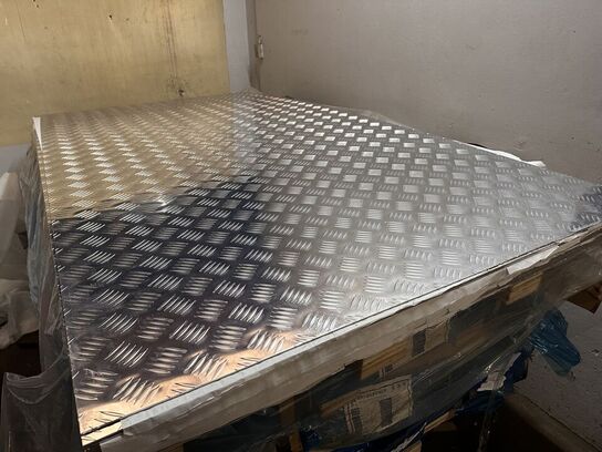 5 stk dørkplader i aluminium, skridsikker. Mål: 125 X 250 cm.