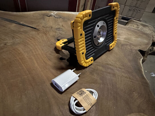 Arbejdslampe 750 lumen, 30W LED, med lader og indbygget batteri.