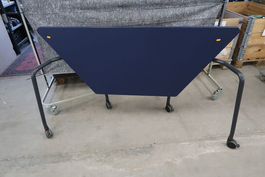 Folding table