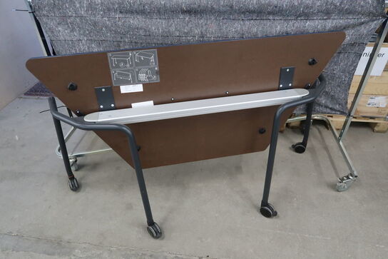 Folding table