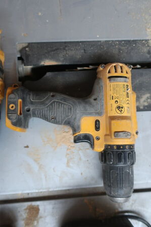 Akkuværktøj 10,8V DEWALT inkl. lader og 3 batterier (se billeder)