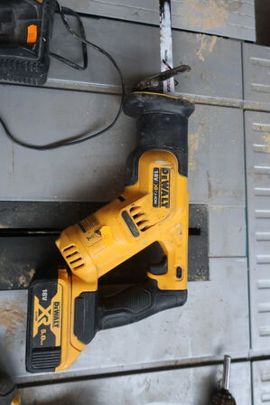 Akkuværktøj 18V DEWALT inkl. lader og 2 batterier (se billeder)